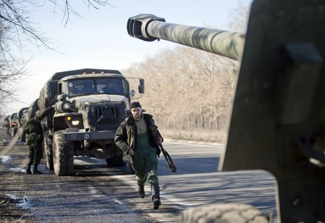 Proruski separatisti pravijo, da z območja spopadov umikajo težko orožje, Ukrajina pa čaka na popolno spoštovanje mirovnega...