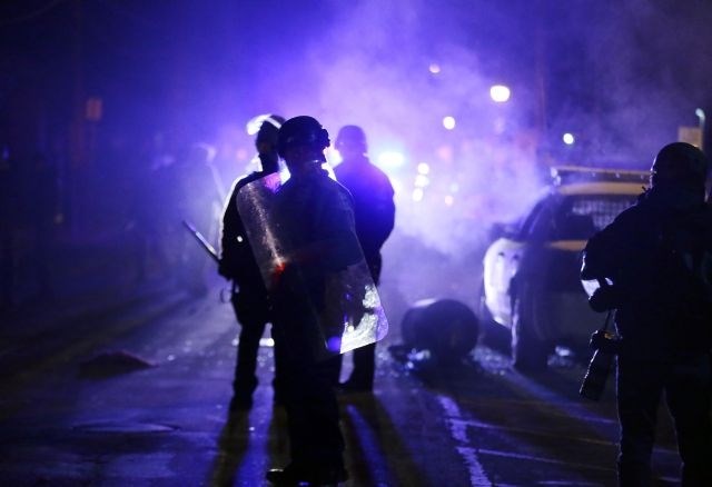 Avgusta lani je policist v Fergusonu ubil domnevno neoboroženega temnopoltega najstnika. Sledili so množični protesti. (Foto:...