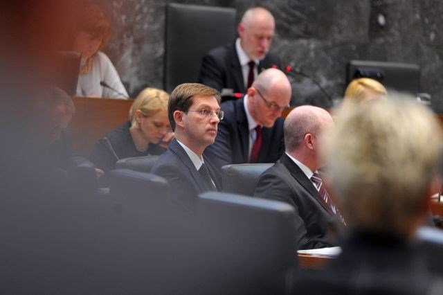 Premier Miro Cerar in minister za pravosodje Goran Klemenčič (v ozadju). (Foto: Tamino Petelinšek/STA) 