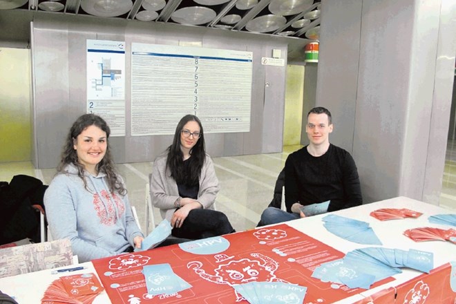 Študentje drugega letnika medicine Veronika Krašek, Iza Predanič Drobne in Mitja Primic so včeraj o okužbi z virusom HPV...