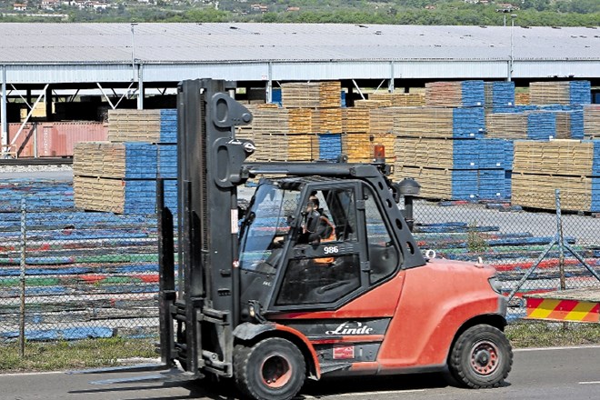 Lesni terminal v Luki Koper je v rokah avstrijskih trgovcev. Kdor hoče les izvoziti iz tega pristanišča, lahko to stori le...
