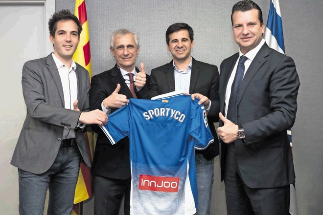 Simon Žgavec (levo) in Marko Filej (drugi z desne) ob podpisu pogodbe s podpredsednikom katalonskega nogometnega kluba...