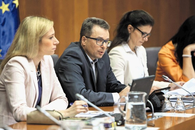 Predsednik odbora za notranje zadeve Zvone Černač je odločitev, da ne upošteva glasov koalicijskih poslancev, utemeljil z...