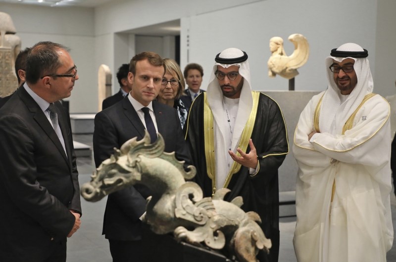 Macron sporno turnejo v Zalivu začel z velikim orožarskim poslom