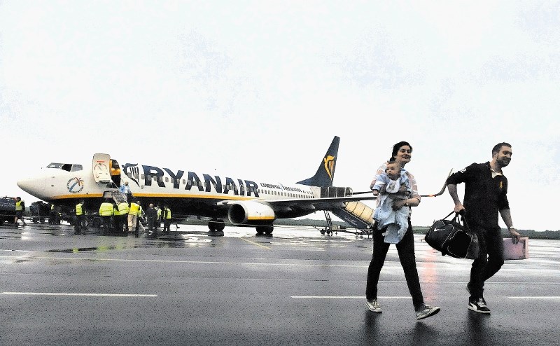 Ryanair v zadnjem lanskem četrtletju zmanjšal izgubo