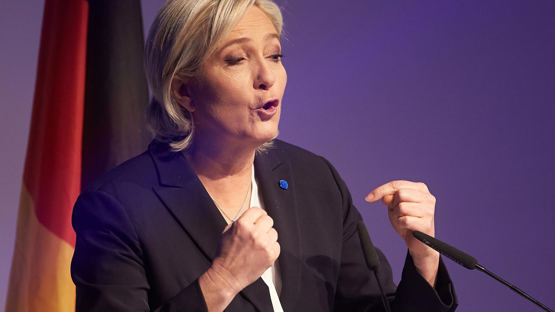 Le Pen avant le second tour de la présidentielle accusé de détournement de fonds