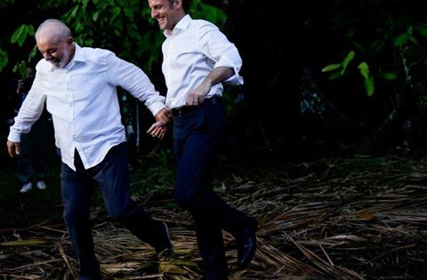 Nasmejana, objeta in ljubeče zazrta drug v drugega – »poročno potovanje« francoskega in brazilskega predsednika