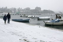 Sneg danes presenetil tudi Obalo, kjer naj bi se zaradi nizkih temperatur tudi obdržal