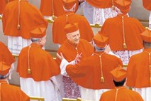 Kardinala Franca Rodeta papež Benedikt XVI. mehko upokojuje