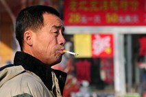Kitajska se duši v cigaretnem dimu: Zaradi s kajenjem povezanih bolezni tam letno umre milijon ljudi