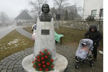Vlada spomenike v vasi Vrba na Gorenjskem razglasila za kulturne spomenike