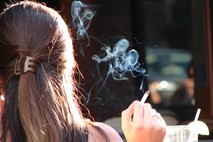 Ameriška raziskava: Kajenje telesu škoduje že pol ure po pokajeni cigareti