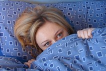 Raziskava: Luči, ki jih imamo prižgane pred spanjem, vplivajo na manj kakovosten spanec