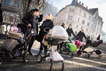 Visoke ovire na poti v odraslost: Mladi Slovenci v Evropi najkasneje od doma