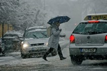 Previdno na cestah in pločnikih: Severni del države že pobelil sneg