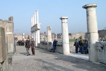 Italijanski kulturni minister je preživel glasovanje o nezaupnici zaradi propadanja antičnih zgradb v Pompejih