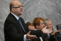 Vlada odgovarja Zmagu Jelinčiču glede statusa Seršćeve v arbitraži