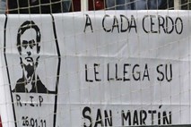 V Sevilli so navijači Mourinhu izobesili transparent s podobo njegove osmrtnice