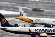 Množični pretep na letalu Ryanaira: Policija odvedla približno sto potnikov