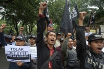 Razjarjena množica v Indoneziji zažigala krščanske cerkve in se spopadla s policijo