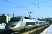 Zaradi kraje kablov oviran železniški promet med Francijo, Nemčijo, Belgijo in Otokom