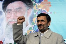 Ahmadinedžad spodbuja proteste v Egiptu: Oblikoval se bo nov Bližnji vzhod, brez ZDA in Izraela