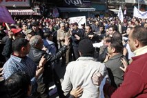 Sedmi dan protivladnih protestov v Jordaniji: Privrženci vlade s palicami tepli protestnike