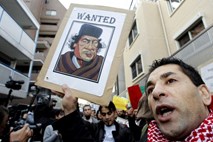 Libija: Od začetka protestov mrtvih že 640 ljudi, tujci množično zapuščajo državo