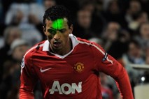 Uefa je zaradi laserjev in bakel na tribunah sprožila preiskavo proti Marseillu in Manchester Unitedu