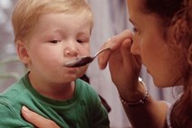 Raziskava: mešanje paracetamola in ibuprofena za zbijanje povišane temperature otroka lahko bolezen še podaljša