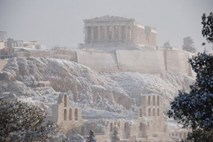 Grčijo je danes zajelo za marec neobičajno sneženje, ponekod ni elektrike