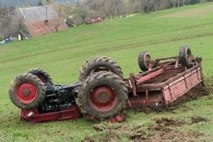 Pri umikanju avtomobilu umrl 59-letni traktorist