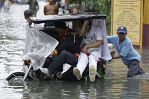 Tropska nevihta in tajfun na Filipinih terjala več kot 70 življenj