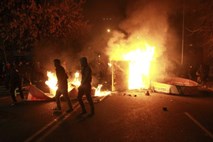Med hudimi protesti v Čilu je prišlo do spopadov med protestniki in policijo