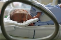 Podhranjeni desetmesečni otrok umrl zaradi sepse
