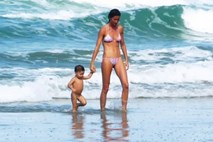 Foto: Gisele Bundchen na počitnicah s sinom ni skrivala svojega telesa