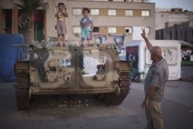 V bližini Tripolisa siloviti spopadi vojske in upornikov, ki so se jim pridružili tudi prebivalci