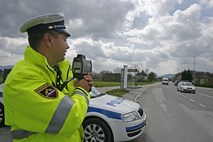Policisti bodo tudi na avtocestah hitrost merili z laserskimi merilniki