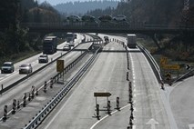 Voznik na prehitevalnem pasu avtoceste pri Brezovici menjal pnevmatiko