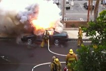 Video dneva: Eksplozija med gašenjem avtomobila pogumnega gasilca ne zmoti