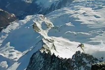 Prvi ski base jump z Matterhorna: S spretnostjo se je izognil smrti