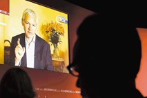 Assange jezen na časopis Guardian