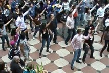 Video dneva: Flash mob iz štirih zornih kotov