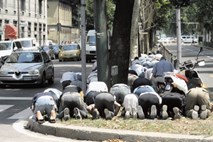 Francija muslimanom prepovedala molitve na ulicah