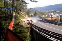 Na hrvaški gorski dirki spektakularna nesreča slovenskega voznika, ki jo je odnesel brez poškodb