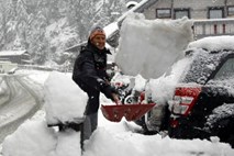 Veter na Hrvaškem naplavil jadrnico, v Avstriji in Švici sneg, Italijo ohromile nevihte