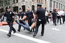 Zavzetje Wall Streeta: Protesta se je udeležilo nekaj 100, aretirali kar 80 ljudi