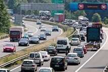 Stanje na cestah: Promet zgoščen predvsem na gorenjski avtocesti in na Obali