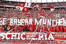 Na tekmi Bayerna je par spolno občeval kar na tribuni