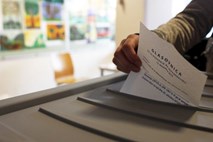 Na volitvah v Bolgariji glasovnica, dolga kar 1,20 metra